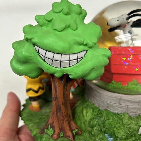 2014 PEANUTS Hallmark HAPPINESS IS CONTAGIOUS” musical snow globe - Picture 10 of 15